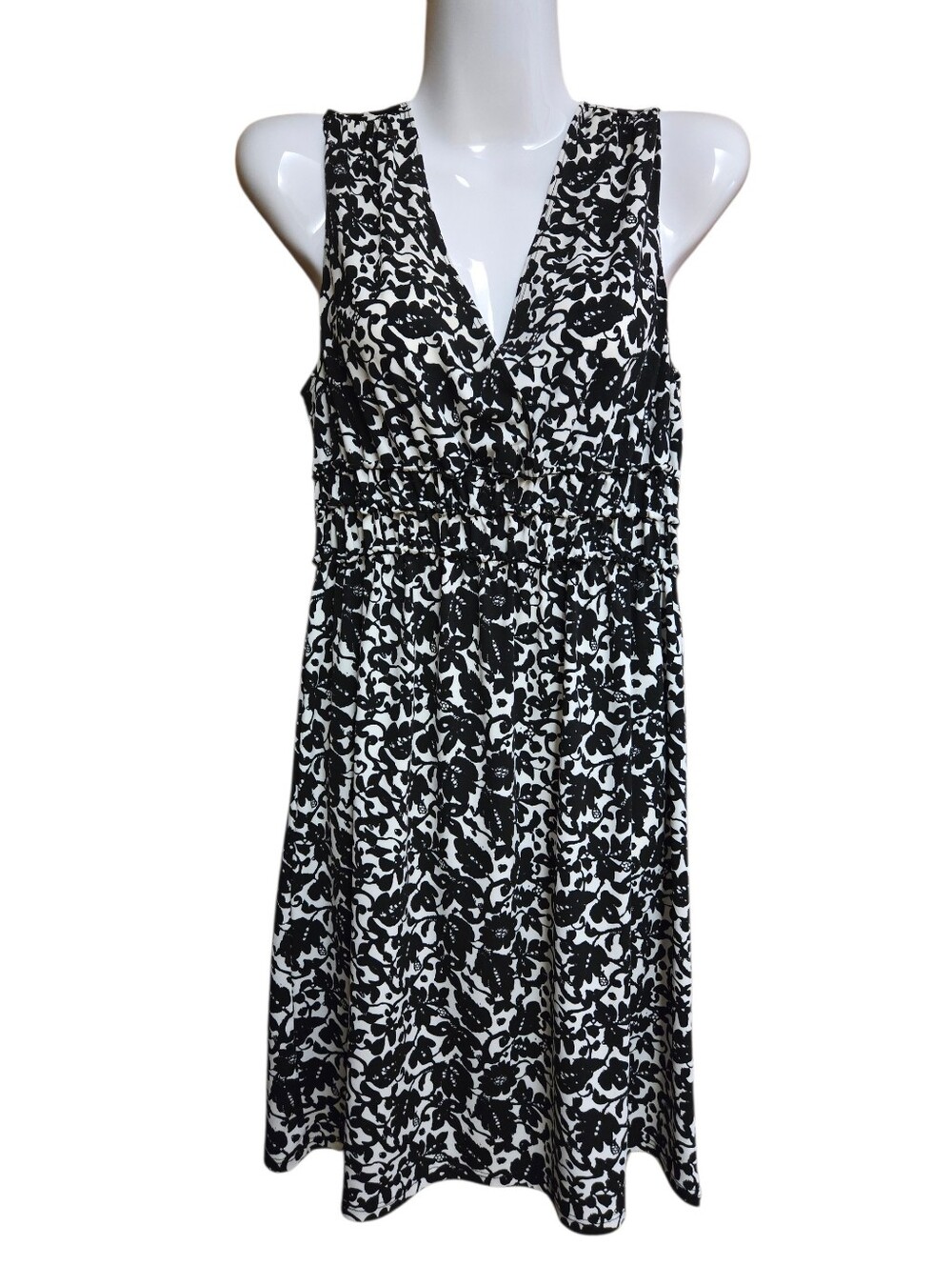 Max Studio Black & White Floral V-Neck Sleeveless Dress size S